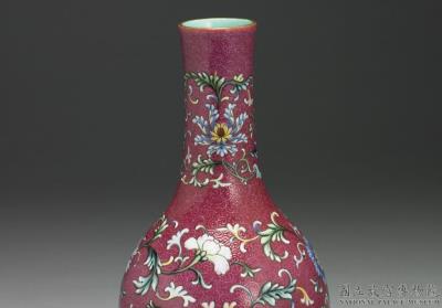 图片[2]-Gall-bladder vase in yang-ts’ai enamels with incised red ground pattern of flower brocade, Ch’ien-lung reign, Ching Dynasty-China Archive